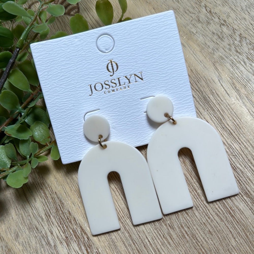 Josslyn U-Shaped Statement Earrings 💗 Ivory